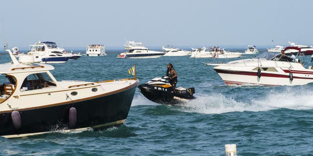 A boater in a dinghy spotted a man's body floating in Lake Michigan's "Playpen" area on Saturday and alerted authorities.