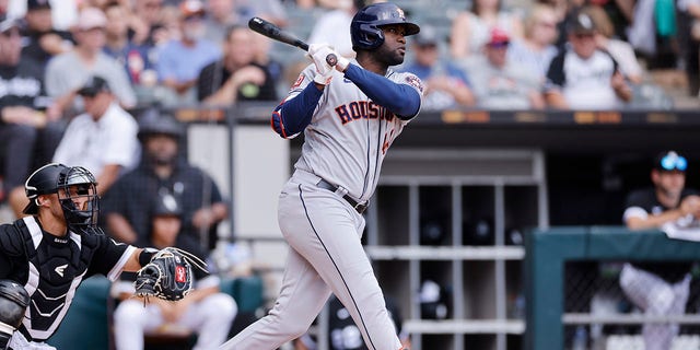 Houston Astros left fielder Yordan Alvarez doubles to right field to drive in a run in the fourth inning against the Chicago White Sox Aug. 18, 2022, at Guaranteed Rate Field in Chicago. 