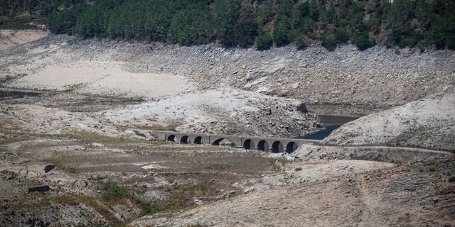  Le pont normalement submergé de l'ancien village d'Aceredo est vu après avoir émergé en raison du faible niveau d'eau du réservoir Lindoso, près de Lobios, province d'Ourense, nord-ouest de l'Espagne, le 25 août 2022. 