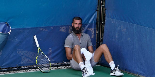 Le Français Benoit Paire est assis sur le terrain lors de son match contre le Britannique Cameron Norrie alors que les premiers intervenants assistent à une urgence médicale dans les tribunes de l'US Open 2022 au USTA Billie Jean King National Tennis Center à New York le 30 août 2022.