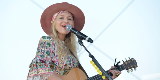 Jewel posted to TikTok that her tour bus had gone up in flames.