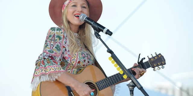 Jewel posted to TikTok that her tour bus had gone up in flames.