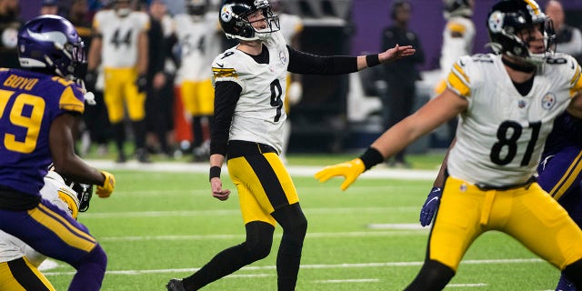 Chris Boswell of the Pittsburgh Steelers reacts after missing a field goal against the Vikings at U.S. Bank Stadium on Dec. 9, 2021, in Minneapolis, Minnesota.