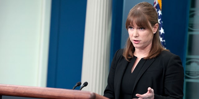 La directrice des communications de la Maison Blanche, Kate Bedingfield, prononce une allocution lors de la conférence de presse quotidienne du 29 mars 2022 à Washington, DC