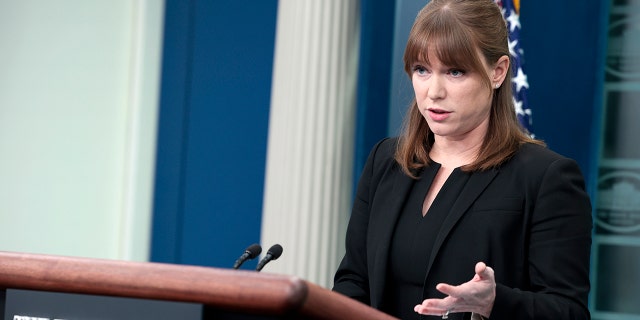 La directrice des communications de la Maison Blanche, Kate Bedingfield, prononce une allocution lors de la conférence de presse quotidienne du 29 mars 2022 à Washington, DC