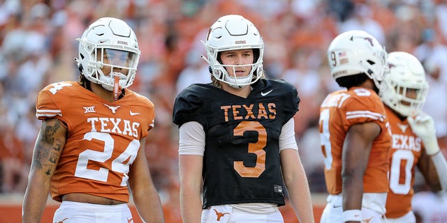 Quinn Ewers, #3 of Texas Longhorns, looks to the sideline for a play during the Orange-White Spring Game at Darrell K Royal-Texas Memorial Stadium on April 23, 2022 오스틴에서, 텍사스. 