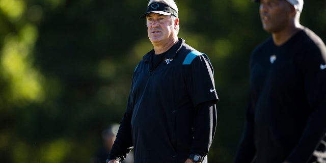 杰克逊维尔美洲虎队主教练道格·佩德森（Doug Pederson）于 2022 年 7 月 27 日在佛罗里达州杰克逊维尔的圣公会高中训练营。 