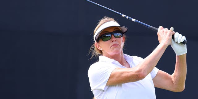 Caitlyn Jenner juega su tiro desde el primer tee durante el pro-am antes del LIV Golf Invitational - Bedminster en el Trump National Golf Club Bedminster en Bedminster, NJ, el 28 de julio de 2022.