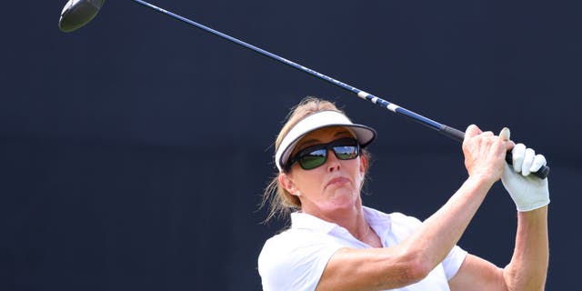 Caitlyn Jenner juega su tiro desde el primer tee durante el pro-am antes del LIV Golf Invitational - Bedminster en el Trump National Golf Club Bedminster en Bedminster, NJ, el 28 de julio de 2022.