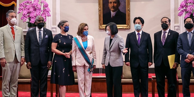 La presidenta de la Cámara de Representantes de EE. UU., Nancy Pelosi (D-CA), centro izquierda, se reúne con la presidenta de Taiwán, Tsai Ing-wen, centro derecha, en la oficina presidencial el 3 de agosto de 2022 en Taipei, Taiwán.  Pelosi llegó a Taiwán el martes como parte de una gira por Asia destinada a fortalecer a los aliados en la región, ya que China señaló que su visita a Taiwán sería vista negativamente. 