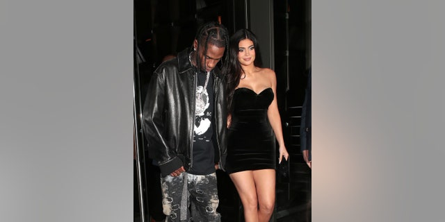 Jenner y su novio Travis Scott fueron vistos saliendo de una cena en Londres el jueves por la noche.