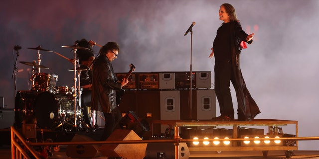 Osbourne and Tony Iommi wowed the crowd with their performance of "Paranoid" on Monday night.