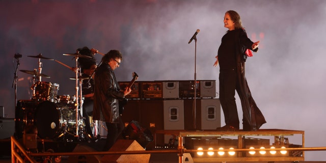 Osbourne and Tony Iommi wowed the crowd with their performance of "Paranoid" on Monday night.