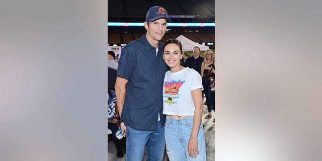 Mila Kunis y Ashton Kutcher asisten a Ping Pong 4 Purpose en el Dodger Stadium.