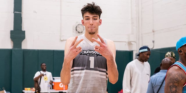 Chet Holmgren poses before a CrawsOver pro game at Seattle Pacific University in August.  October 20, 2022 in Washington state.