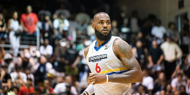 LeBron James wants to play alongside both sons: ‘The sky’s not even the