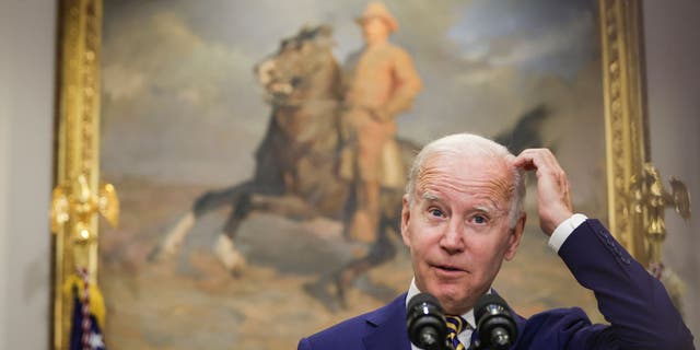 Le président Biden parle de la dette de prêt étudiant dans la salle Roosevelt de la Maison Blanche le 24 août 2022 à Washington, DC.