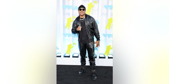 L'animateur des VMA, LL Cool J, a opté pour un ensemble en cuir avant la remise des prix dimanche soir.