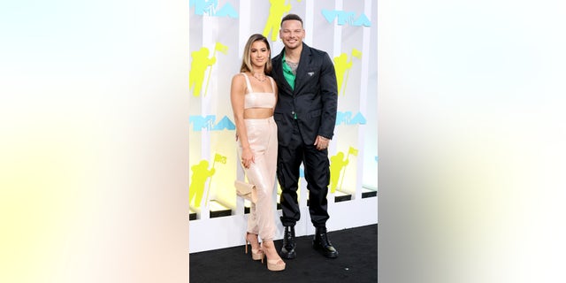 كان Katelyn Jay Brown و Kane Brown (على اليمين) جاهزين لقضاء ليلة من المرح في VMAs يوم الأحد.