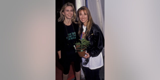 Olivia Newton-John was remembered for her "並外れた" spirit by her best friend Jane Seymour. Seen in 1992