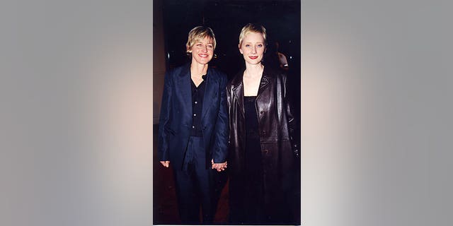 Ellen DeGeneres, à gauche, et Anne Heche en 2000. L'ancien couple a commencé à se fréquenter en 1997.