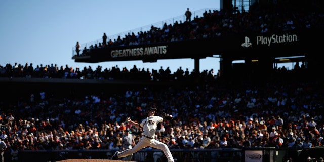 Tim Lincecum, #55 of the San Francisco Giants, pitches against the Milwaukee Brewers at AT&erio;T Park on August 31, 2014 en San Francisco.