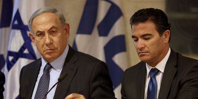 Prime Minister Benjamin Netanyahu and Yossi Cohen at the Israeli foreign ministry on Oct. 15, 2015. (Gali Tibbon/AFP via Getty Images)