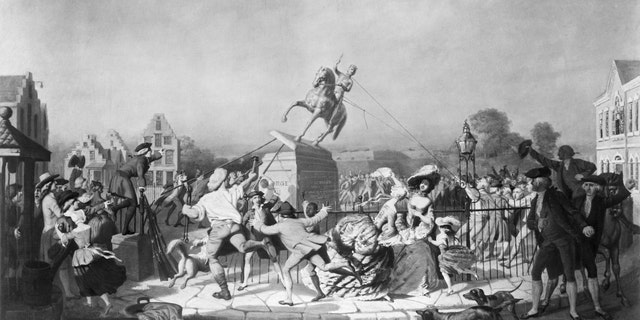 استعمارگران آمریکایی مجسمه پادشاه جورج سوم را در بولینگ گرین در منهتن پایین در 9 ژوئیه 1776 سرنگون کردند. (کپشن اصلی) 1857 - نیویورک، نیویورک: مجسمه جورج سوم در شهر نیویورک.  جنگ انقلابی.