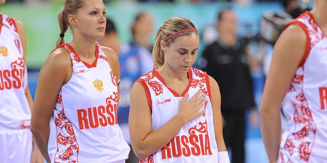 Пегги Хамман из России выступает под национальный гимн перед игрой против женской национальной сборной США на Олимпийских играх 21 августа 2008 года в Пекине.