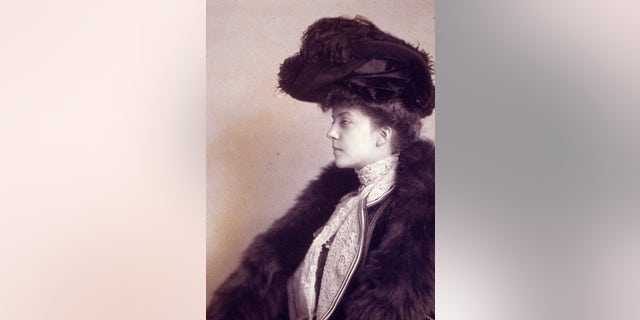 Side profile of Alice Roosevelt Longworth captured by photographer Frances Johnston in 1901. 