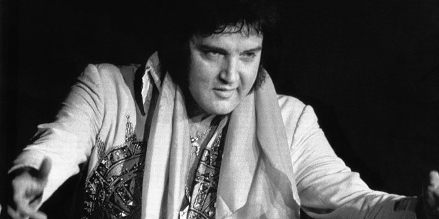 Elvis Presley is seen performing on June 20, 1977. He passed away on August 16 那年的.