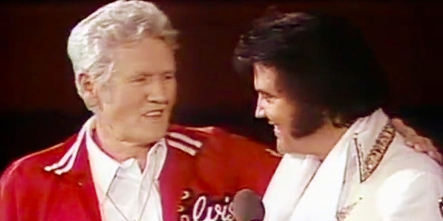 Vernon Presley (剩下) and Elvis Presley on stage during a concert recorded on June 19, 1977, in Omaha, 内布拉斯加.
