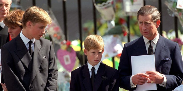 查尔斯王子 (对) with his sons Prince Harry (中央) and Prince William outside Westminster Abbey at Princess Diana's funeral on September 6, 1997. 