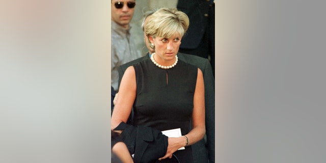 Diana, prinsesse av Wales forlater Gianni Versaces minnestund i Milano, Italia.