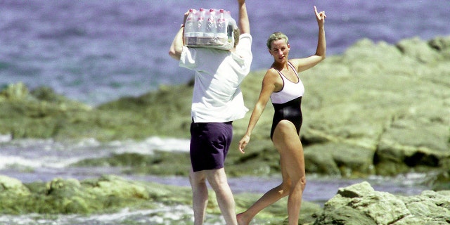 Diana, Princess Of Wales (R) og hennes livvakt Trevor Reese-Jones (L) blir sett i Saint-Tropez sommeren 1997. Reese-Jones var den eneste overlevende i bilulykken som drepte Diana, Dodi Al Fayed og deres sjåfør.
