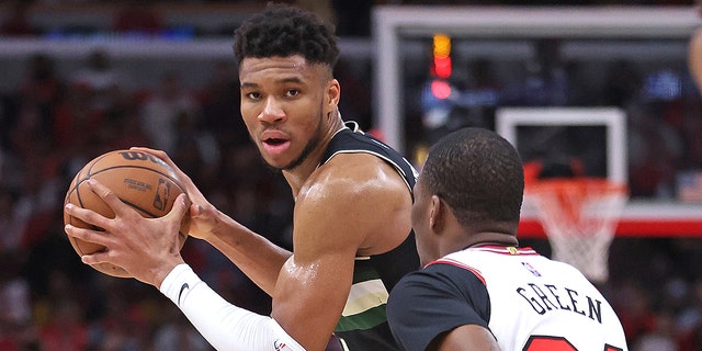 Milwaukee Bucks #34 Giannis Antetokounmpo will face Chicago Bulls #24 Javonte Green in Game 4 of the Eastern Conference First Round Playoffs at the United Center on April 24, 2022 in Chicago. looks like