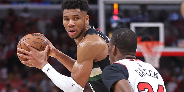 Milwaukee Bucks #34 Giannis Antetokounmpo will face Chicago Bulls #24 Javonte Green in Game 4 of the Eastern Conference First Round Playoffs at the United Center on April 24, 2022 in Chicago. looks like