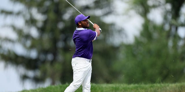 Harold Varner III de los Estados Unidos juega un segundo tiro en el quinto hoyo durante la ronda final del Campeonato BMW en Wilmington Country Club el 21 de agosto de 2022 en Wilmington, Delaware.