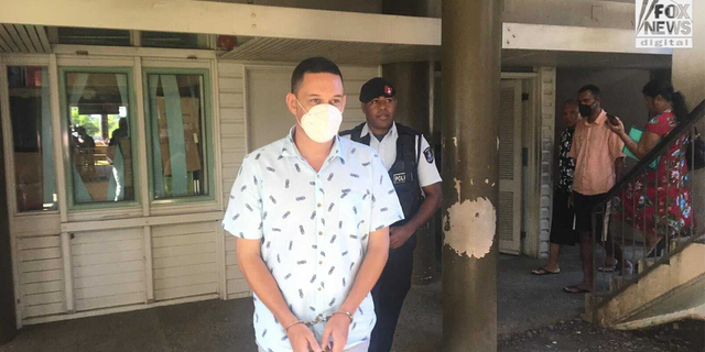 Bradley Dawson arrive au tribunal de Fidji pour son enquête sur le cautionnement.