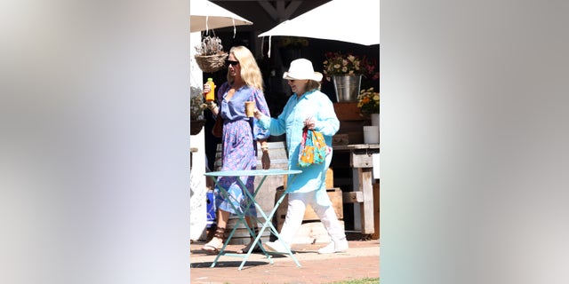 Una relajada Hillary Clinton vista almorzando con amigos en los Hamptons.