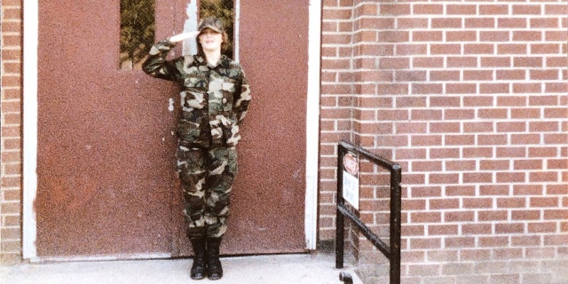 Darlene Krashoc was an Army soldier stationed at Fort Carson, 科洛.