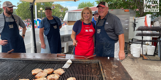 Produtores de carne suína fazem tenda na Iowa State Fair em Des Moines.