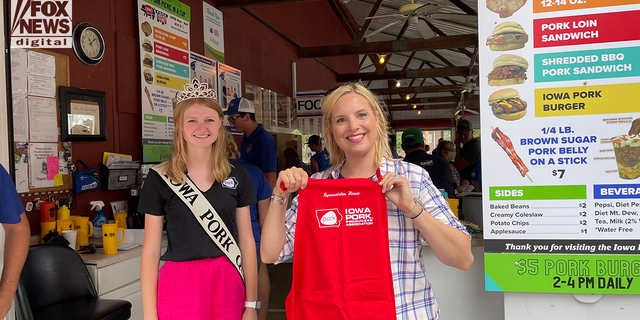 Produtores de carne suína fazem tenda na Iowa State Fair em Des Moines.