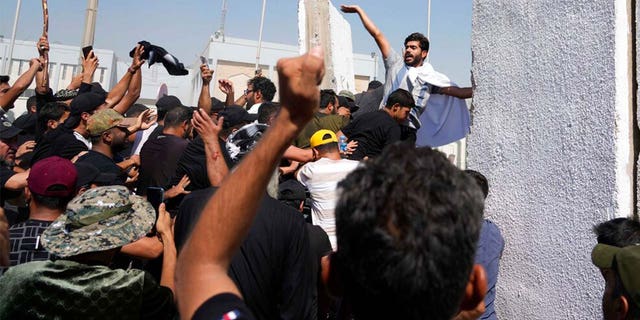 시아파 성직자 Muqtada al-Sadr의 지지자들이 2022년 8월 29일 월요일, 이라크 바그다드의 그린존 지역에서 콘크리트 장벽을 제거하려고 노력하고 있습니다. 