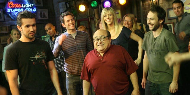 "Il fait toujours beau à Philadelphie" est la sitcom d'action en direct la plus ancienne, avec 15 saisons diffusées.
