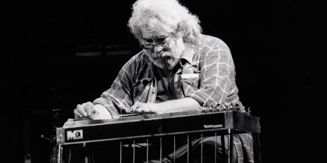 Jerry García toca la guitarra eléctrica con el pedal muerto en el Oakland Coliseum el 24 de julio de 1987.