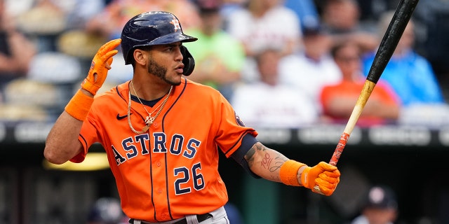 Jose Siri #26 of the Houston Astros bats against the Kansas City Royals during the ninth inning at Kauffman Stadium on June 4, 2022 在堪萨斯城, 密苏里州.