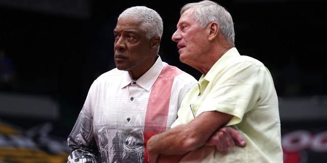 El entrenador en jefe Julius Erving del Tri-State observa durante un partido en el Comerica Center el 6 de agosto de 2022 en Frisco, Texas.
