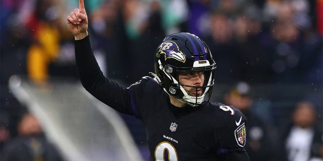Justin Tucker of the Ravens celebrates after kicking a field goal against the Pittsburgh Steelers on Jan. 9, 2022, ボルチモアで, メリーランド.