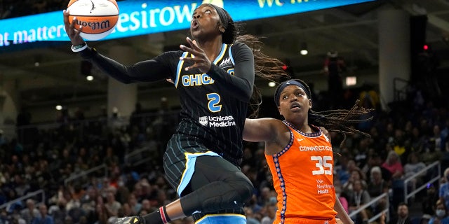 DeWanna Bonner leads Sun to Game 1 semifinal win over the defending WNBA champions 3 Chicago Sky's Kahleah Copper drives to the basket past Connecticut Sun's Jonquel Jones during the second half in Game 1 of a WNBA basketball semifinal playoff series Sunday, Aug. 28, 2022, in Chicago. The Sun won 68-63.